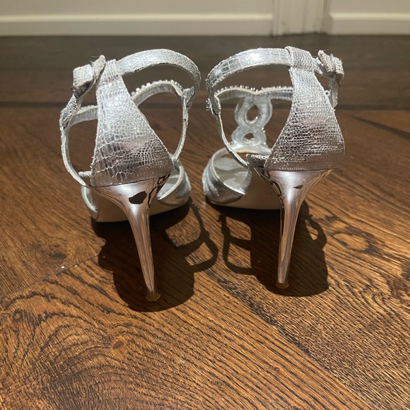 Set of matching silver Aldo heels and Le Chateau clutch - Picture 5 of 7